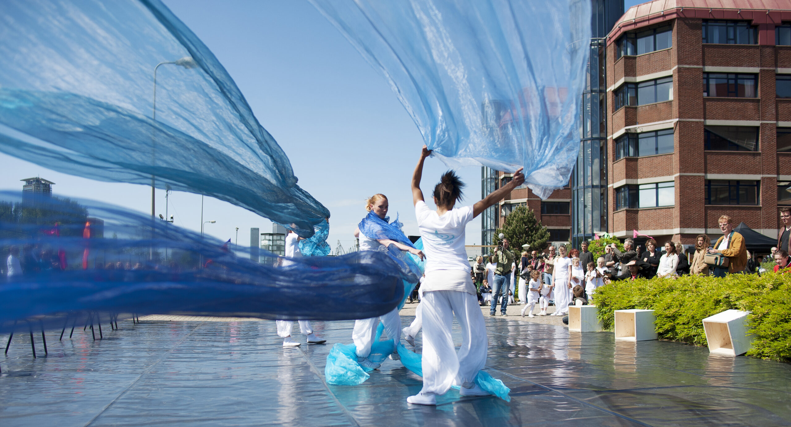 Dansen op de golven voor goed doel, Global Water Dances 2013. Foto: Ray Hartman